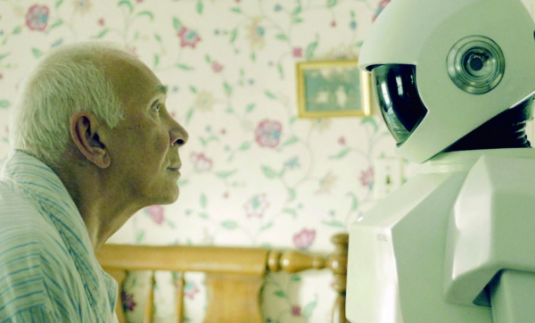 영화 ‘로봇 & 프랭크’는 치매를 앓고 있는 주인공이 로봇을 만나 호감을 느끼고 파트너이자 동행자로 상호교감하는 모습을 담았다. (출처: Samuel Goldwyn Films)
