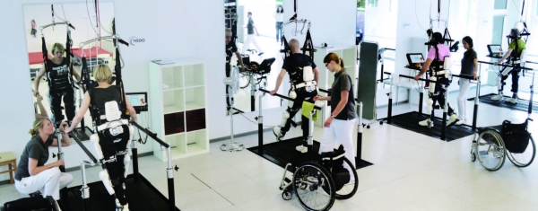 의료용 HAL을 이용한 사이버닉스(Cybernics) 치료 모습(출처: 독일 사이버다인 케어 로보틱스)