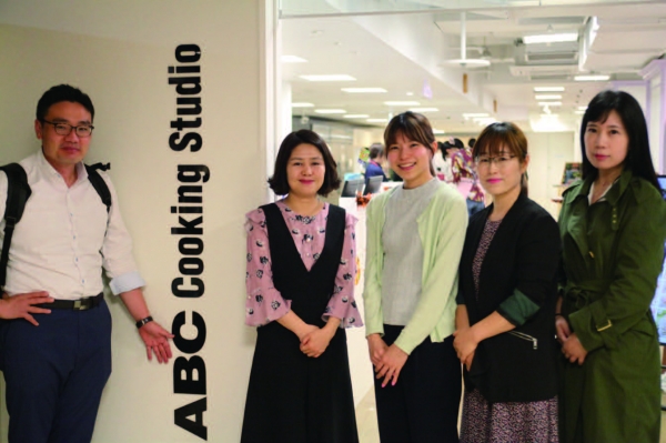 NTT도코모의 자회사인 ABC쿠킹스튜디오를 방문했을 때 모습
