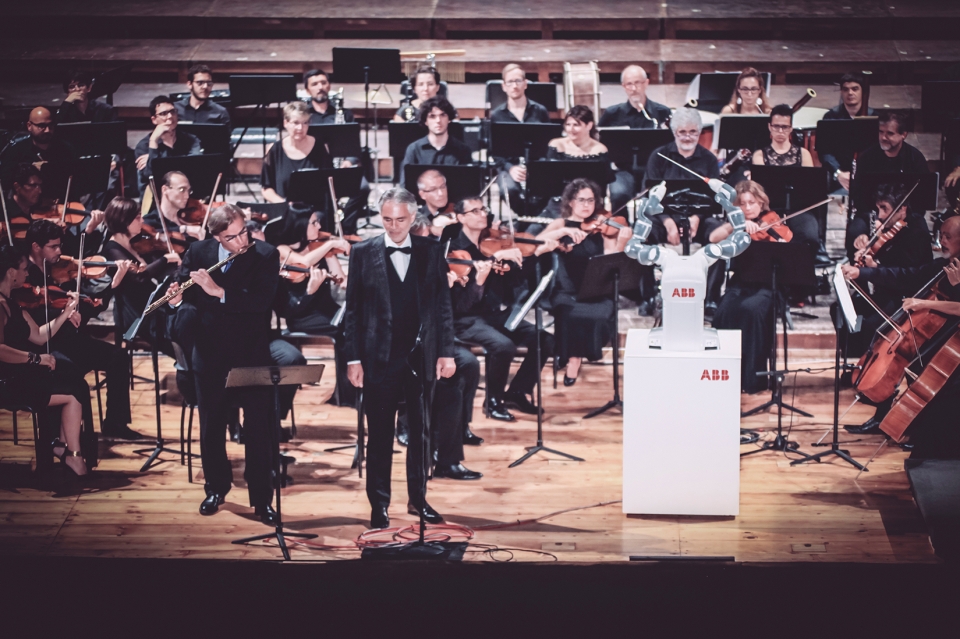 ABB에서 개발한 협동 양팔로봇인 '유미'가 루카 필하모닉 오케스트라와 테너인 안드레아 보첼리와 함께 참가해 오페라를 지휘했다. (자료: ABB)