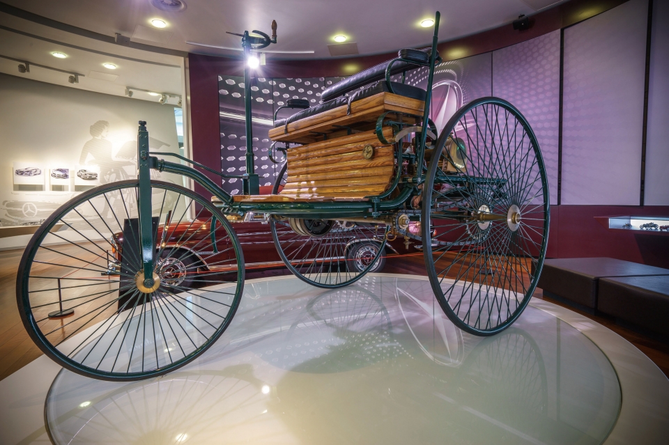 영국의 벤츠월드에 전시된 칼 벤츠가 디자인한 연소 엔진이 장착된 벤츠 파텐트 모터바겐(Benz Patent Motorwagen)