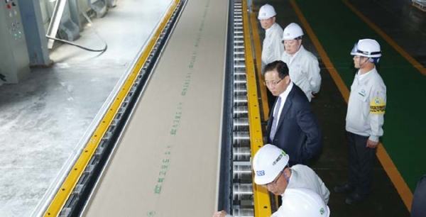 2017년 6월에 증설 완료한 KCC의 대죽공장 최신 석고보드 생산라인 3호기 (자료: KCC)