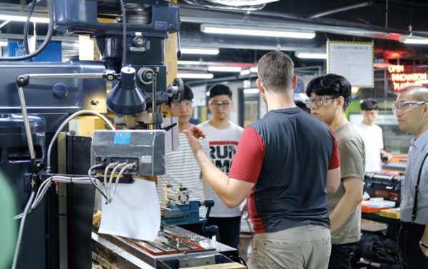 디지털대장간에서 시제품을 만들며 상의하는 모습