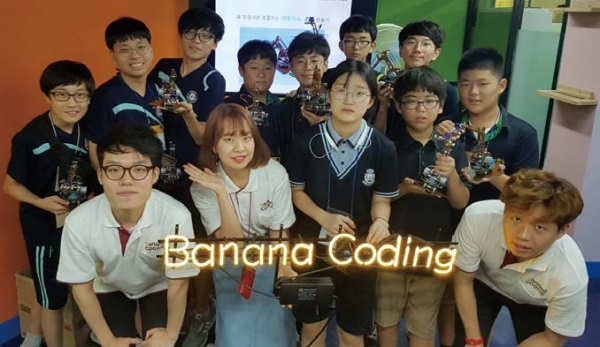 ‘바나나코딩’을 통해 코딩을 배우는 중학생들과 바나나코딩 교구 세트