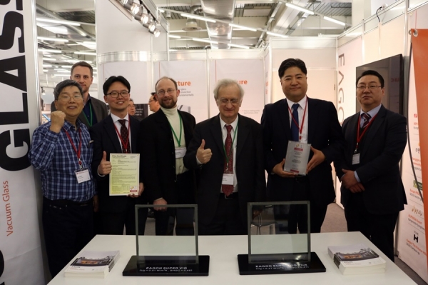 이건창호 SUPER 진공유리가 패시브 하우스 인증을 받았다