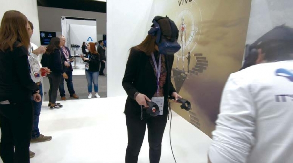 MWC 2018의 심포헬스(SimforHealth)시연 장면03, 04(출처: The Sun, 5 insanely cool VR games from MWC 2018 that will blow your mind , 2018.03.02.)