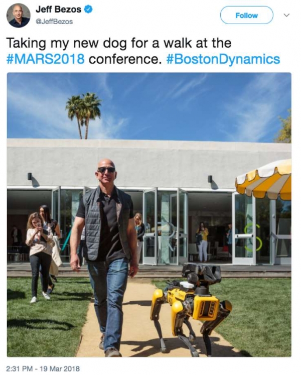 제프 베조스 CEO가 보스턴 다이나믹스의 로봇과 산책하는 모습 (출처: 제프 베조스 트위터)