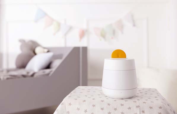 공기질 측정 허브는 아기 주변의 온도, 습도, VOC 가스를 모니터링하고 스마트폰으로 부모에게 알림을 제공해 아기가 생활하는 공간을 최적의 상태로 유지할 수 있도록 도와준다. (출처: 모닛)