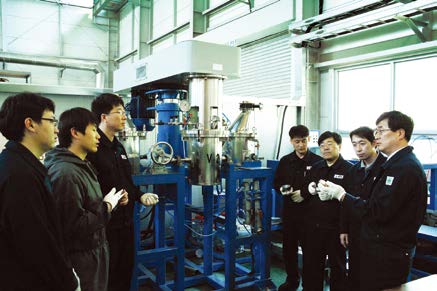 이대열 대표와 직원들 간 현장 회의 모습