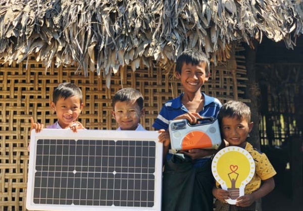 신성이엔지의 초소형 태양광발전기 S-SOLGEN 지난 12월 신성이엔지는 국내NGO 환경재단과 미얀마 2개 마을에 초소형태양광발전기전달식을 가졌다.