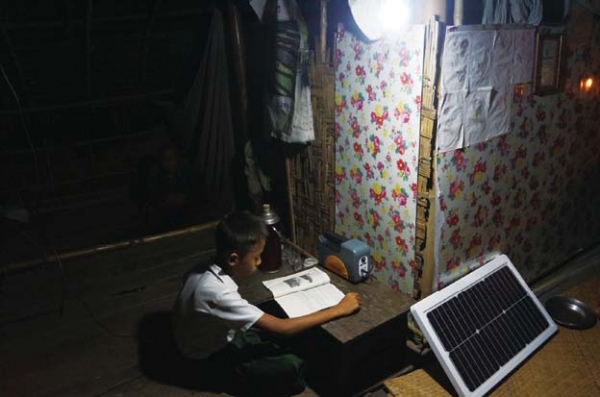 신성이엔지의 초소형태양광발전기 S-SOLGEN 미얀마 한 가정의 아이가 태양광에너지로 발전된 전기로 불을 밝혀 공부를 하고 있다.