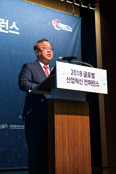 한국표준협회 이상진회장이 2018 글로벌산업혁신 컨퍼런스에서 개회사를 하고 있다.
