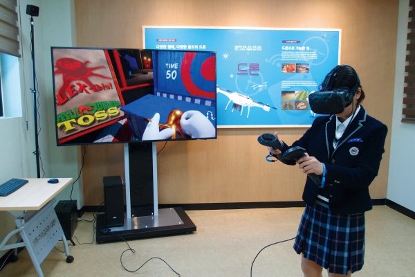 VR을 체험하고 있는 한 여학생