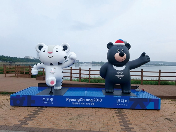 평창 올림픽 마스코트 수호랑 반다비 FRP 조형물_강릉시청 (출처: 마롱컴퍼니)