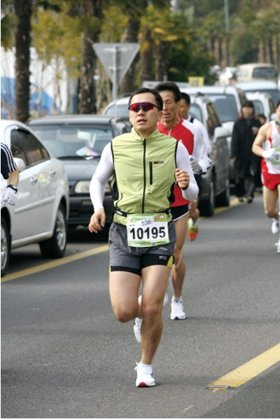 철인3종경기 중 마라톤을 뛰고 있는 신재현 대표 (출처: 컨시더씨)