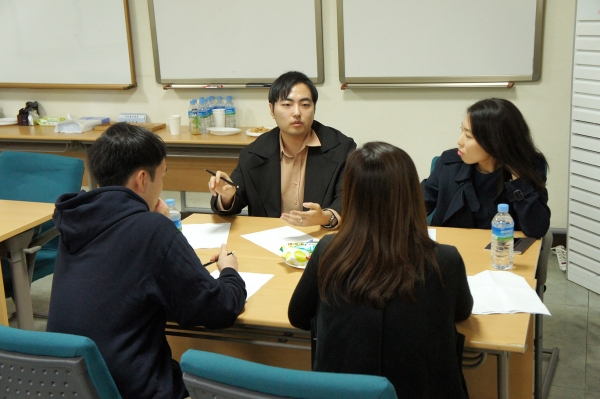 K-PAINTING 관련 토론을 하고 있는 작가들 (출처: 가치창의재단, 윤승갤러리)
