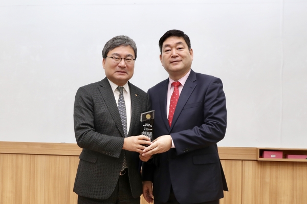 이상직 중진공 이사장이 한국생산성학회로부터 '대한민국 생산성 CEO 대상'을 수상하고 기념촬영을 하고 있다. (자료 : 중소기업진흥공단)