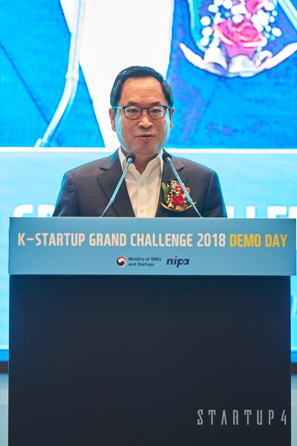 ‘2018 K-Startup 그랜드 챌린지 데모데이’에서 정보통신산업진흥원 김창용 원장이 개회사를 하고 있다. (자료: 중소벤처기업부)
