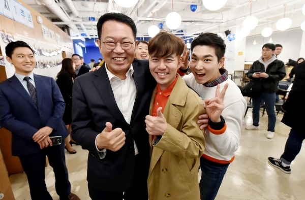 ‘유유기지’ 1주년 행사에서 박남춘 인천시장이 청년들과 포즈를 취하고 있다. (자료: 인천시)