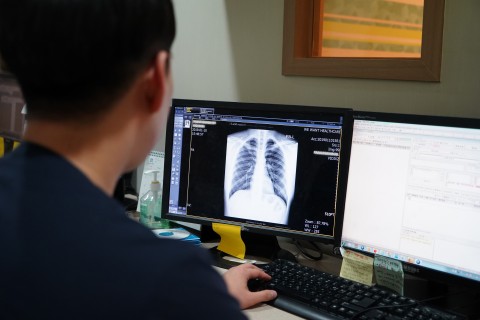 우리원헬스케어에서 루닛 인사이트를 사용해 엑스선 이미지를 분석하고 있다(출처:루닛)