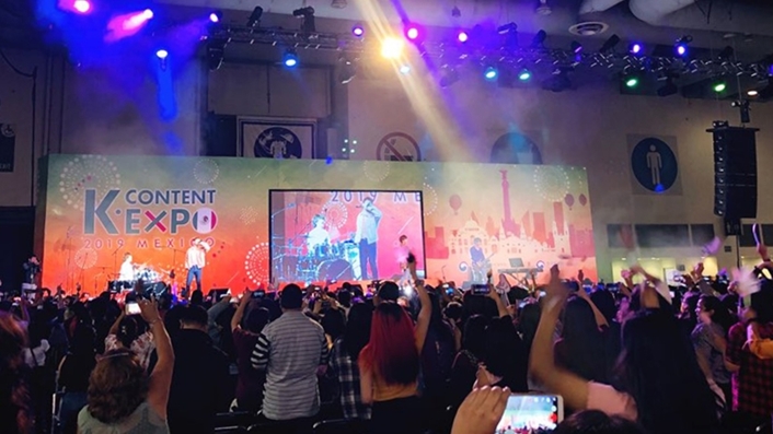 지난 26일 멕시코 센트로 시티바나멕스에서 개최된 ‘2019 멕시코 K-콘텐츠 엑스포’ 중 K-Pop 콘서트를 찾은 현지 관람객들이 밴드 엔플라잉(N.Flying)의 공연을 즐기고 있다. (자료: 한국콘텐츠진흥원)