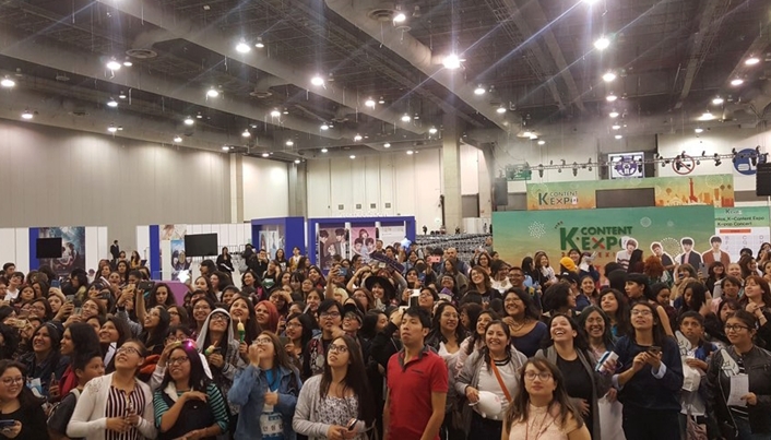 지난 25~26일 멕시코 센트로 시티바나멕스에서 개최된 ‘2019 멕시코 K-콘텐츠 엑스포’를 찾은 현지 관람객들이 무대 이벤트를 즐기고 있다. (자료: 한국콘텐츠진흥원)