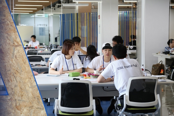 마포서울창업허브 1층 코워킹 공간에서 아이디어톤을 진행하고 있는 모습 (출처: 서울시 경제정책과)