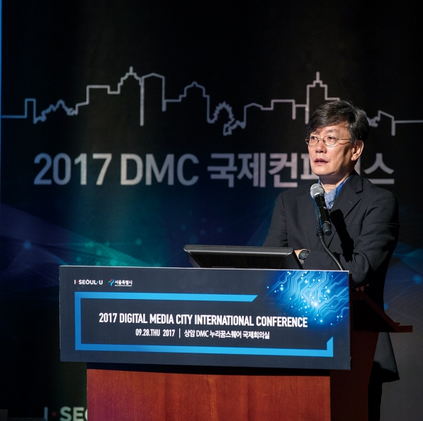2017 DMC 국제컨퍼런스에서 발언 중인 손석희 JTBC 대표이사 (출처: 서울시 경제정책과)