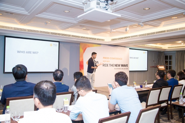 싱가포르에서 개최된 TADA 런칭 미디어 간담회에서 설명하고 있는 우경식 대표 (출처: MVL)