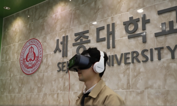 세종대학교 재학생이 대학일자리사업단에서 VR면접 프로그램을 체험하고 있다. [출처:세종대학교]
