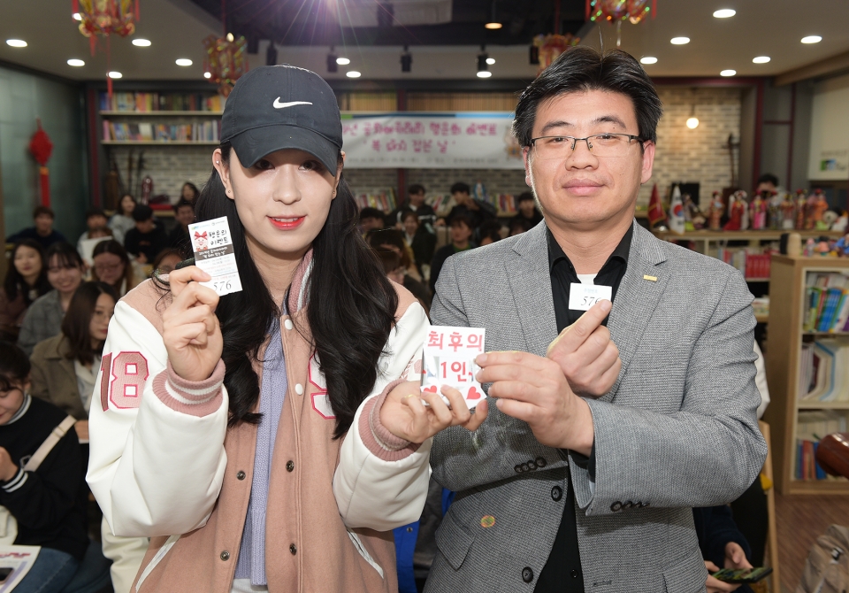 순천향대 교내 공자아카데미 다목적 강의실에서 열린 ‘복돼지 잡는 날’ 행운의 이벤트 추첨에서 행운의 1등을 차지한 중국학과 2학년 최유나(왼쪽)씨가 리쫑후이(오른쪽) 공자아카데미 부원장과 기념촬영했다.[출처:순천향대]