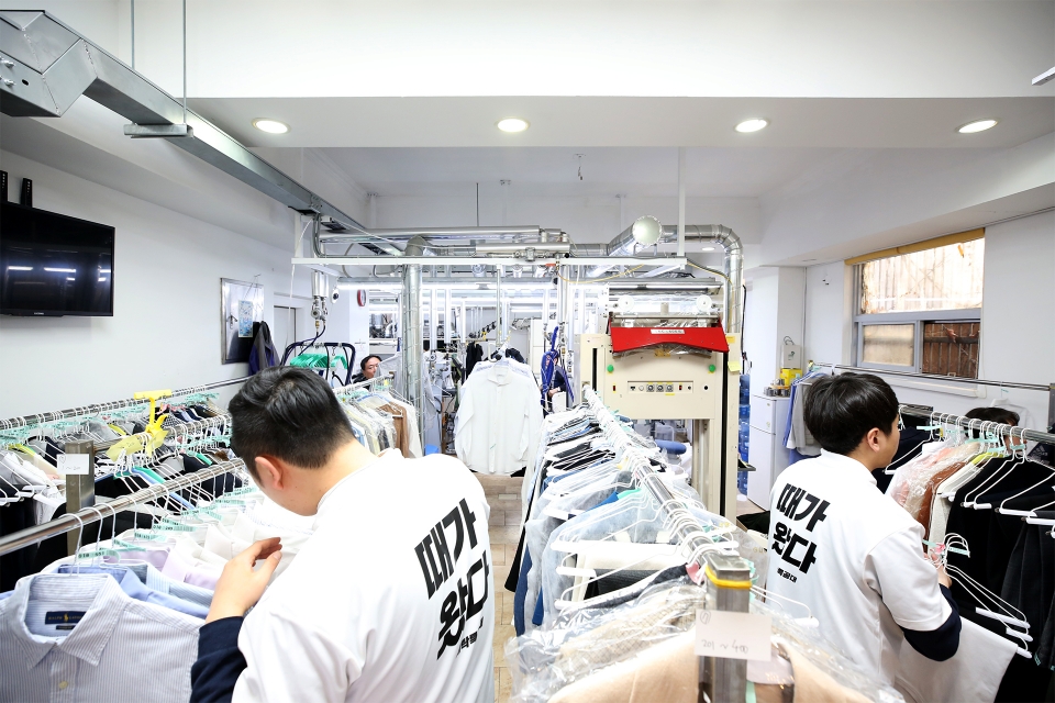 세탁특공대 직영공장에서 직원들이 검수하고 있다. (출처: 워시스왓)