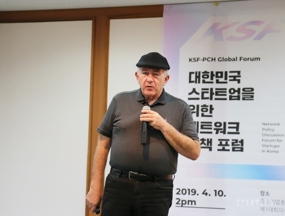 존 밀번 하나셋코퍼레이션 CTO가 두 번째 주제 발표에서 ‘한국 인터넷의 피어링 역사’에 대해 말하고 있다.