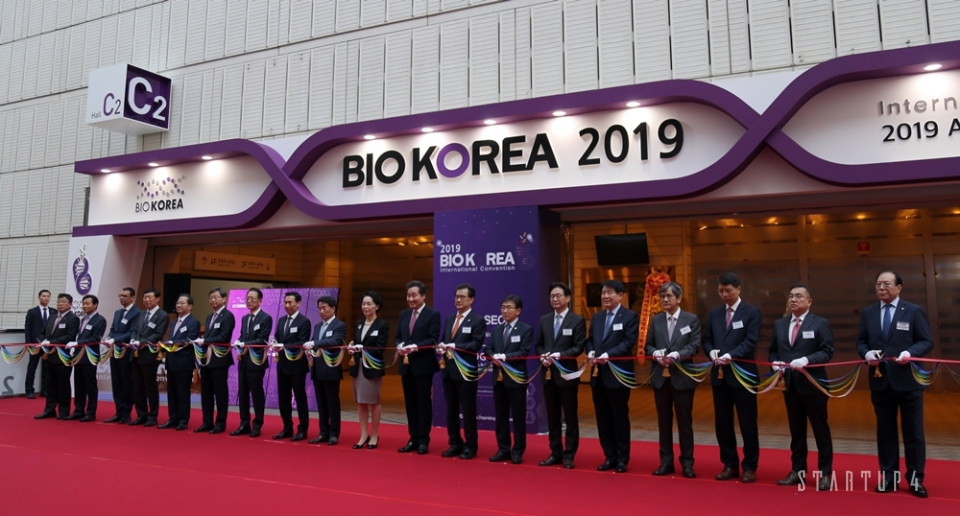 한국보건산업진흥원과 충청북도는 17일 국내 최대 보건산업 국제 행사 '바이오코리아 2019' 개막식을 열었다. (출처: 스타트업4)