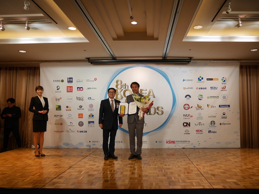비즈플레이는 무증빙 경비지출관리 솔루션으로 제8회 Korea Top Awards에서 서비스브랜드 대상을 수상했다 (제공: 비즈플레이)