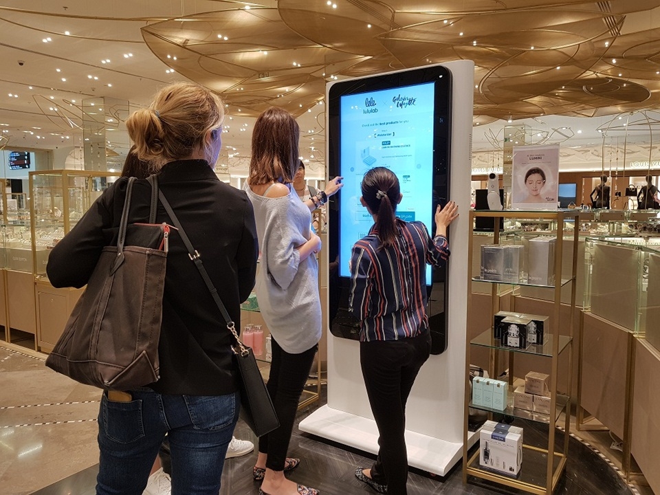 아랍에미리트 두바이에 있는 두바이몰에서 현지 고객들이 룰루랩의 인공지능 뷰티 스토어를 체험하고 있다 (제공: K-ICT 본투글로벌센터)