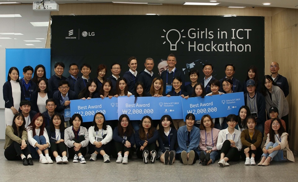 Ericsson-LG가 개최한 Girls in ICT 2019 해커톤 참여자들이 단체 기념사진을 찍고 있다 (제공: 에릭슨엘지)