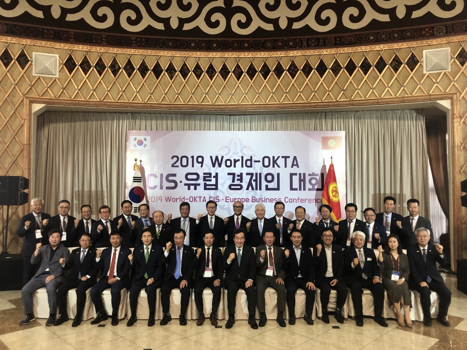 이낙연 국무총리가 키르기스스탄 수도 비슈케크에서 열린 2019 월드옥타 CIS·유럽 경제인대회 개막식에 참석해 한인경제인들과 기념촬영을 하고있다. (출처:세계한인무역협회)
