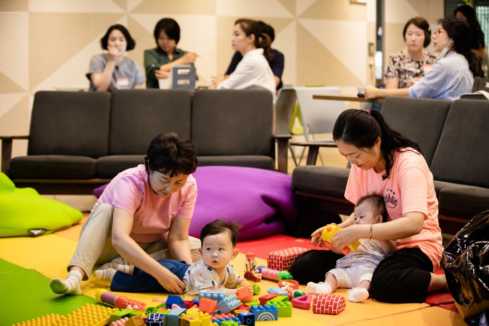 지난 2018년, 구글 스타트업 캠퍼스의 ‘엄마를 위한 캠퍼스’ 4기 참가자들의 자녀가 함께 프로그램에 참여하고 있다. (출처: KPR)