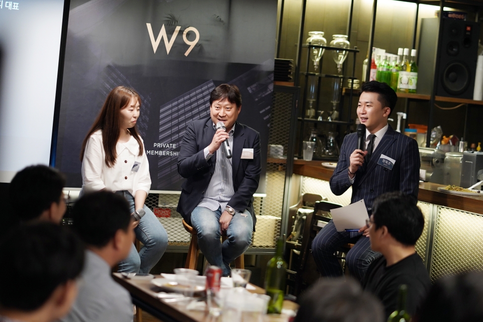 지난 7월 25일 서울 강남에 위치한 어퍼웨스트에서 열린 원테이블 행사에서 '그린플러그드 서울 2019' 프로젝트로 펀딩에 성공한 (주)콘텐츠아이디 김승한 대표(가운데)가 강연을 진행하고 있다. (출처: 와디즈)