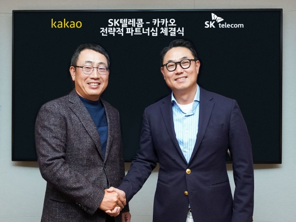카카오 여민수 공동대표(오른쪽)와 SK텔레콤 유영상 사업부장이 3,000억 원 규모의 주식을 교환하고, 미래ICT분야에서 사업 협력을 추진하는 전략적 파트너십을 체결했다.