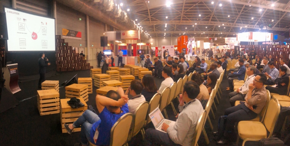 신용보증기금 보증기업 ㈜플라밍고가 지난 12일 Singapore Expo에서 개최된 ‘Singapore Fintech Festival 2019’ 행사 중 IR피칭을 하고 있다. (출처: 신용보증기금)