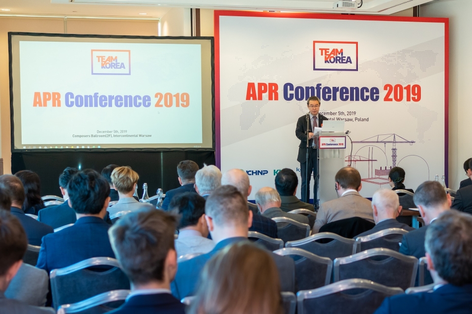 5일(현지시간) 폴란드 인터컨티넨털 바르샤바 호텔에서 열린 한국형원전 홍보행사 ‘APR Conference 2019'에서 한국수력원자력 윤용우 해외사업본부 유럽지사장이 발표를 하고 있다. (출처: 한수원)