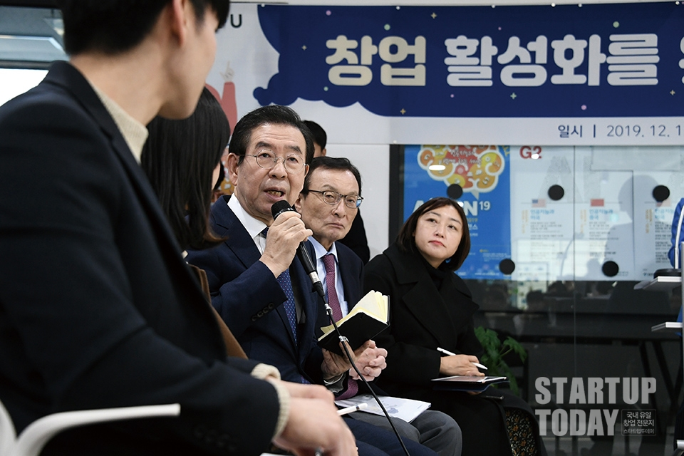 양재동 AI양재허브를 찾은 박원순 서울시장이 청년들과 대화를 나누고 있다. (출처: 서울시)