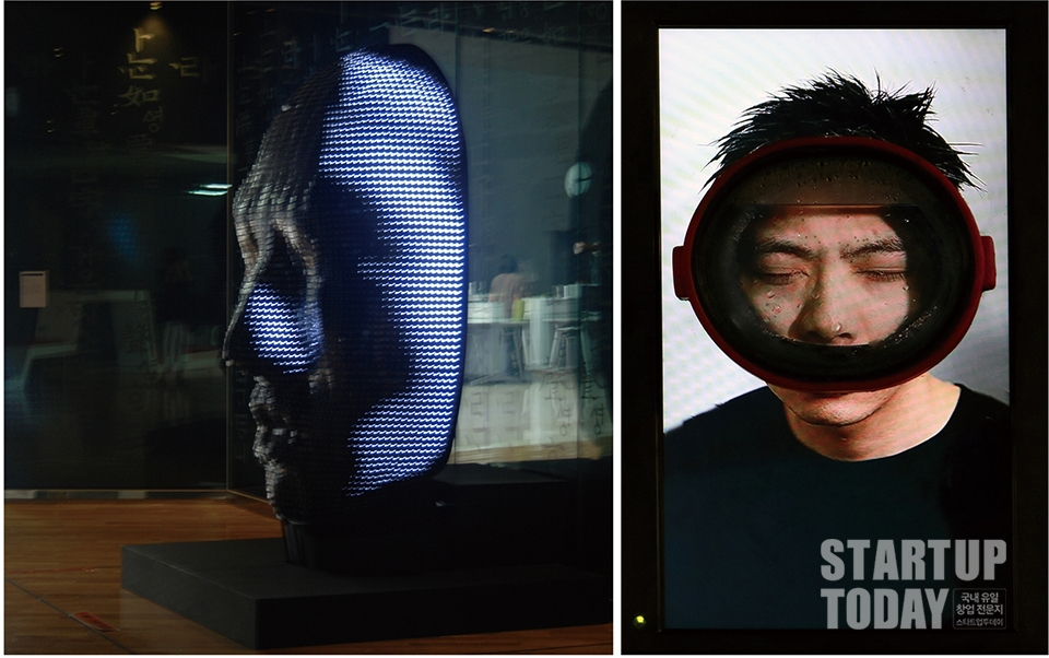 (왼쪽부터) I_m the Light, Flexible LED, Computer, 3D Facial structure, 2009 / Water Mask, LCD Panel, water mask, 38×22cm, 2018