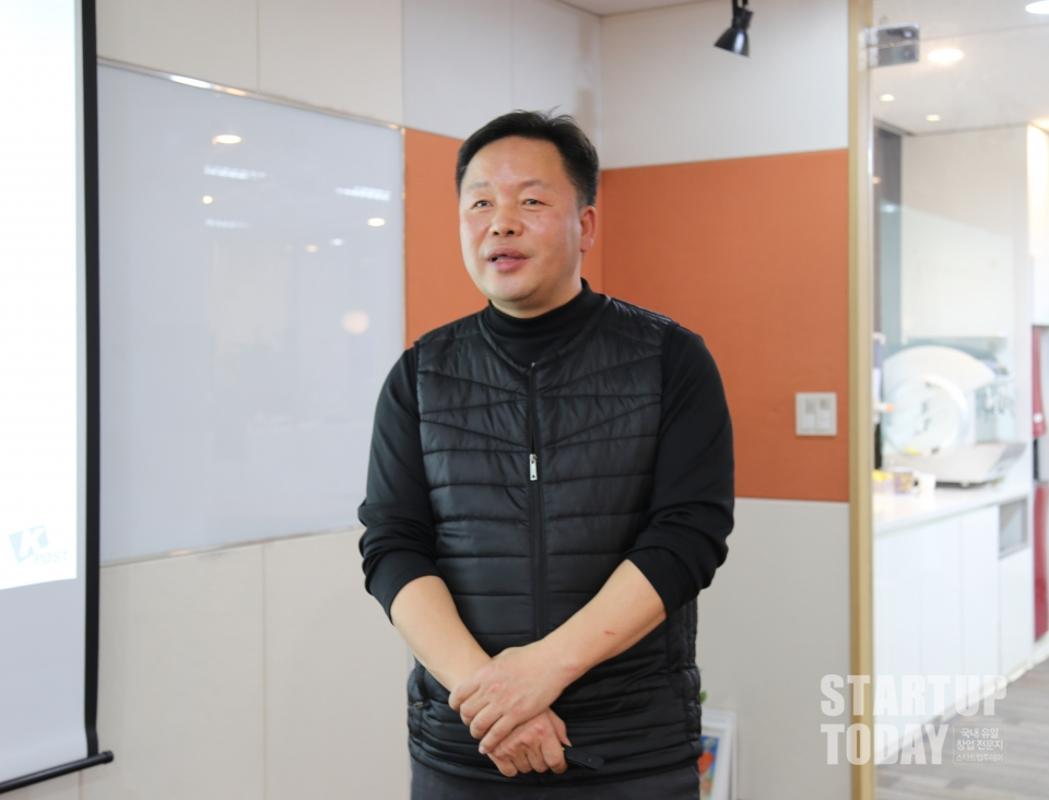 케이포스트 설창욱 경영·전략기획실 실장이 회사와 서비스에 대해 소개하고 있다. (출처: 스타트업투데이)