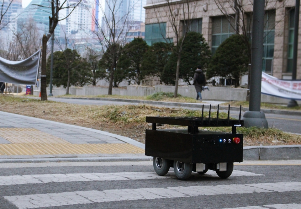 도구공간 자율주행 로봇이 야외주행을 실시하고 있다. (출처: 퓨처플레이)