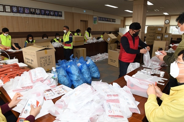 부산 기장군청 직원들이 지난 2일과 3일 전체 군민들에게 나눠줄 마스크를 포장, 이송하고 있다. ⓒ 기장군청