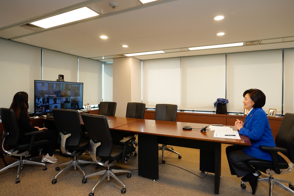 4월 2일, 박영선 중소벤처기업부 장관이 '구루미'의 영상 플랫폼을 활용한 온라인 투자설명회에 참여하고 있다. (출처: 중소벤처기업부)