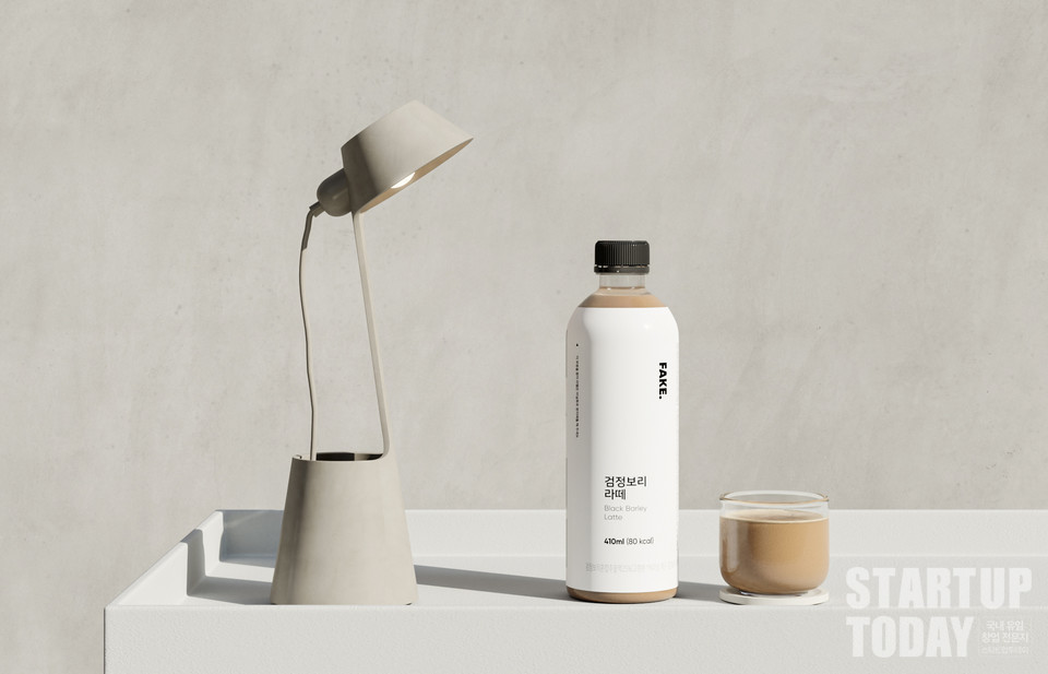 달차컴퍼니 ‘FAKE 검정보리 라떼'. (출처: 달차컴퍼니)